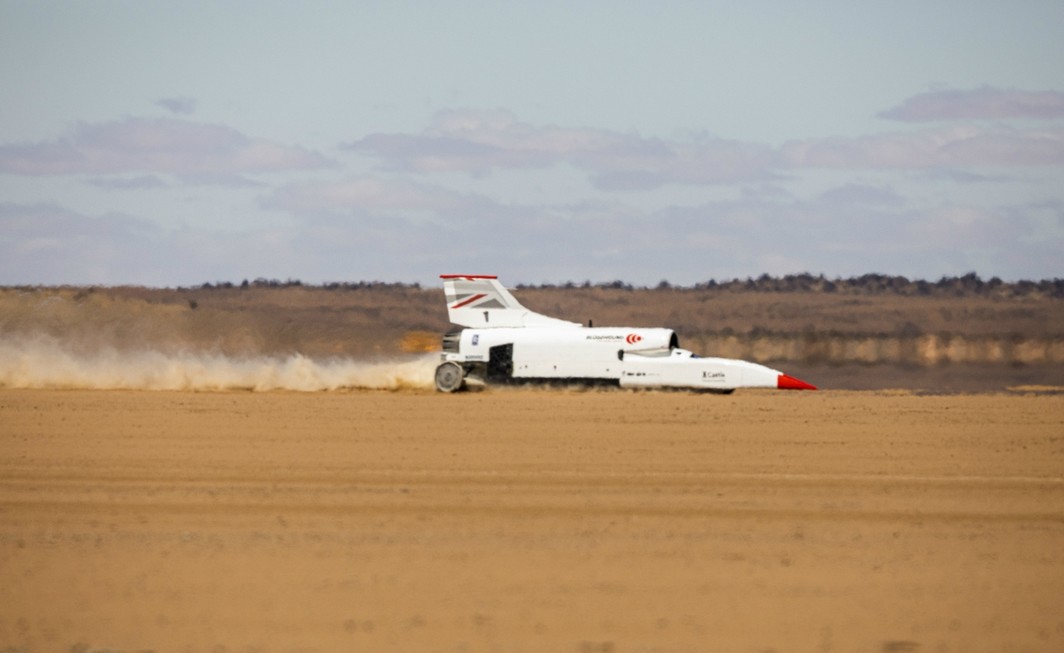 Este coche supersónico ha logrado superar los 800 km/h en pruebas, y va a por los 1.600 km/h (con la ayuda del motor de un caza)