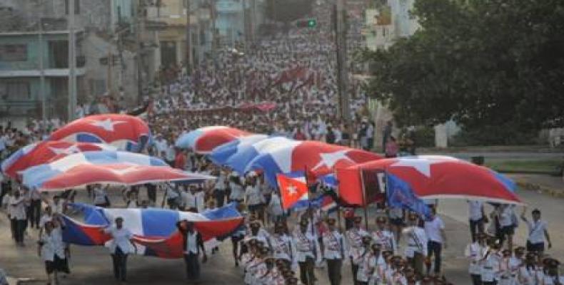Universitarios cubanos rinden homenaje a los ocho estudiantes de medicina asesinados durante colonialismo español