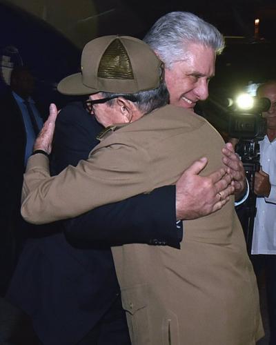 Regresó Díaz-Canel a Cuba desde Argentina; lo recibió Raúl en aeropuerto José Martí