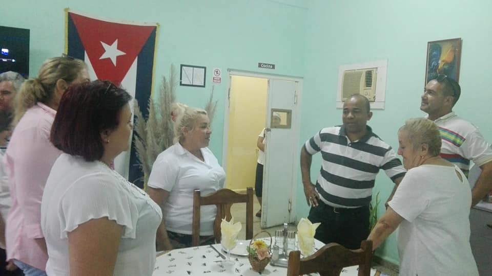 Intercambia dirigente político con directivos y trabajadores del comercio y la gastronomía cabaiguanense