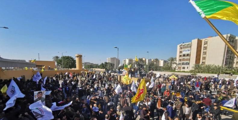 Manifestantes iraquíes penetran en embajada de EE.UU en Bagdad