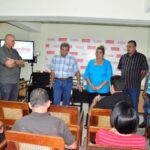 encuentro de victor gaute con el colectivo del periodico escambray