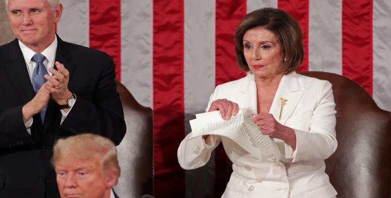 Pelosi rompe copia del discurso de Trump, al que calificó de manifiesto de falsedades