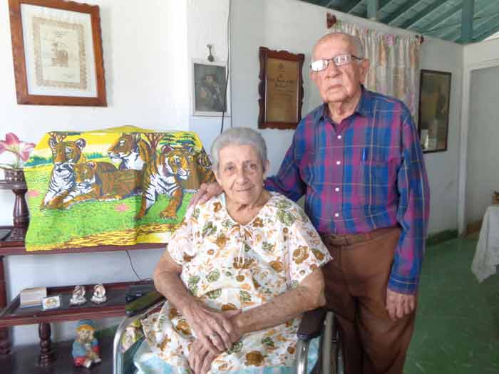 Pareja de enamorados más allá de sus Bodas de oro