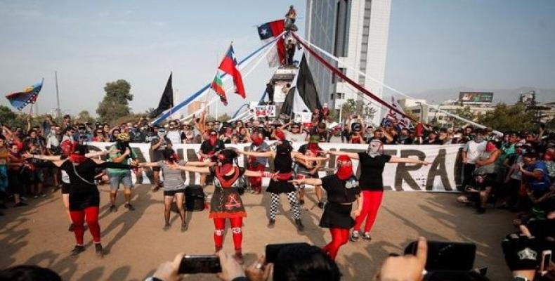 Super lunes en Chile termina con barricadas y movilizaciones contra el régimen de Piñera