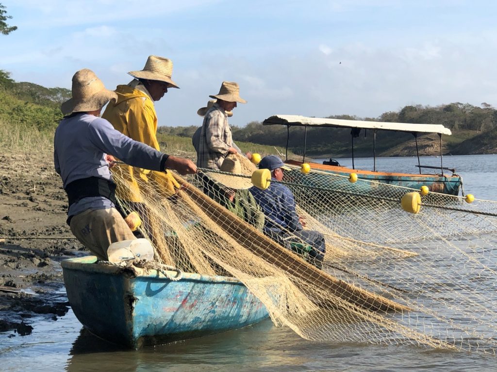 Pescadores de Sancti Spíritus intensifican las capturas ante sequía de los embalses