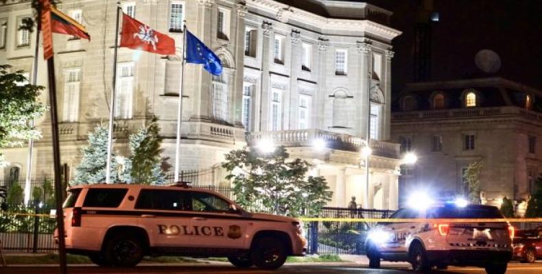 Abren fuego contra embajada cubana en Washington con rifle de asalto