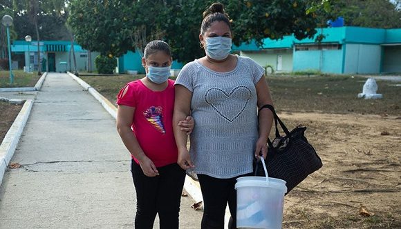 Abrazos milagrosos: Regresa a su hogar primera niña confirmada con COVID-19 en Pinar del Río