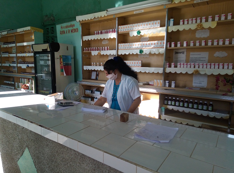Priorizan farmacias de Cabaiguán producción y venta de hipoclorito y soluciones desinfectantes para combatir a la COVID-19