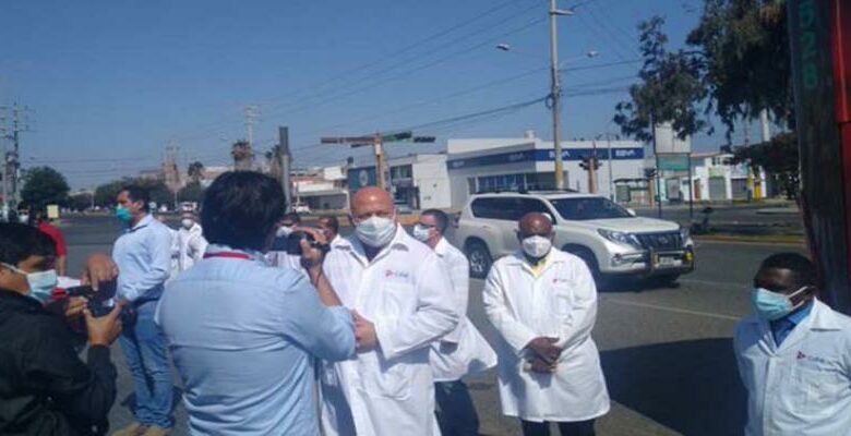 Médicos cubanos organizan su labor en Perú
