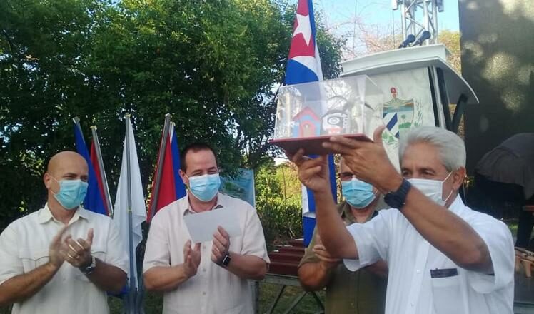 Mayor organización de masas de Cuba agasaja al doctor Durán