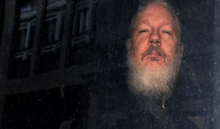 Parlamentarios británicos contra la extradición de Assange a EE.UU.