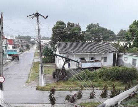 Afectado el servicio eléctrico a más de 11 mil cabaiguanenses tras el paso de la tormenta tropical Laura.