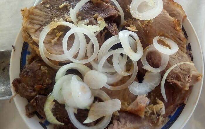 Cerdo encebollado