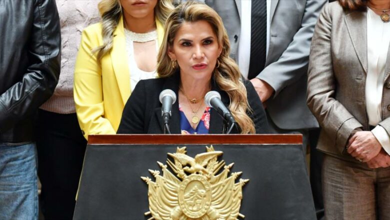 Impiden fuga al exterior de jefa del régimen de facto, Jeanine Añez