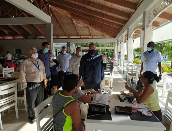 Primer ministro cubano visitó instalaciones turísticas en Cayo Largo del Sur
