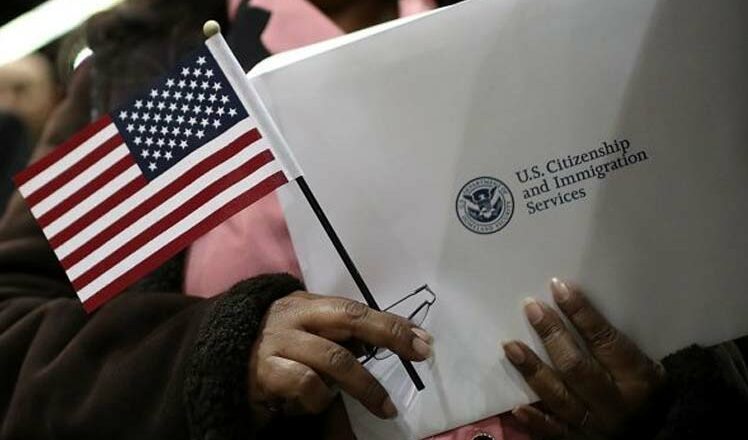 Gobierno de Trump busca eliminar ciudadanía por nacimiento