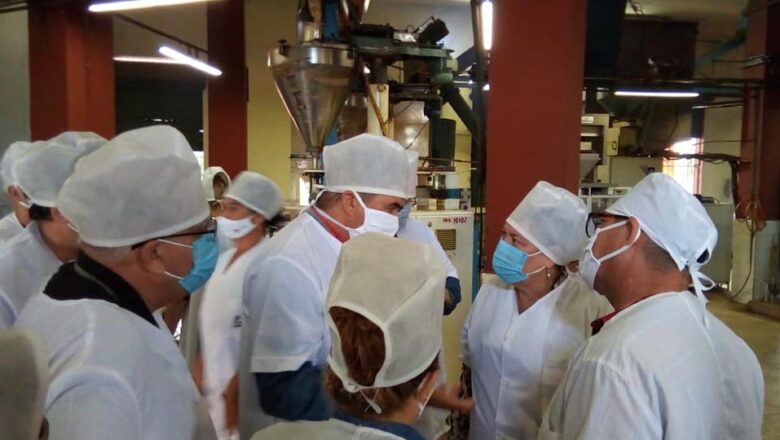 Constató Ministro de la Industria Alimentaria potencialidades productivas de Torrefactora de Café de Cabaiguán
