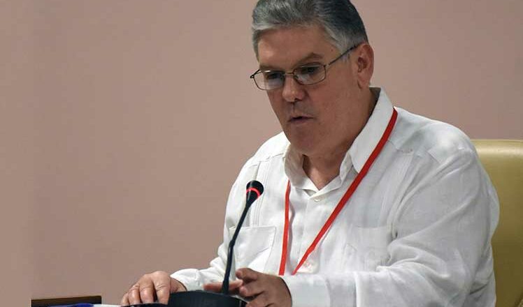 Diputados de Cuba adelantan leyes y analizan economía