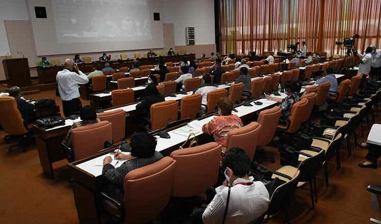 Desempeño de la economía en agenda de diputados de Cuba