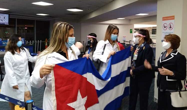 Arribaron a Panamá médicos de Cuba para combatir la Covid-19