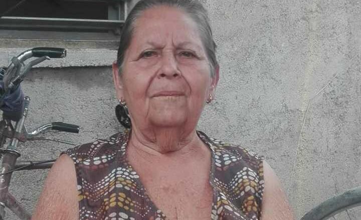 Elba Torres una vida entre el mostrador y las uñas