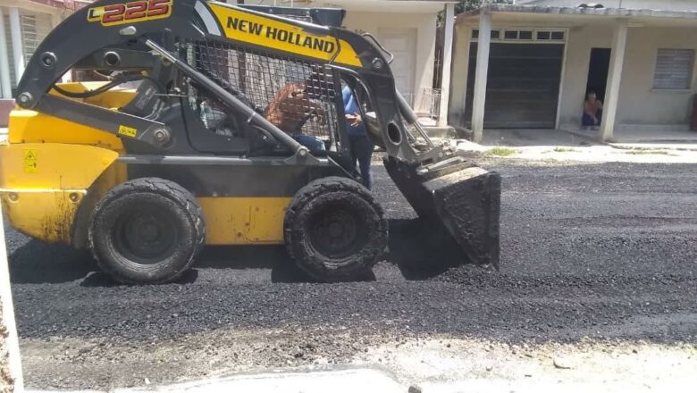 Asfalta Cabaiguán alguna de sus calles