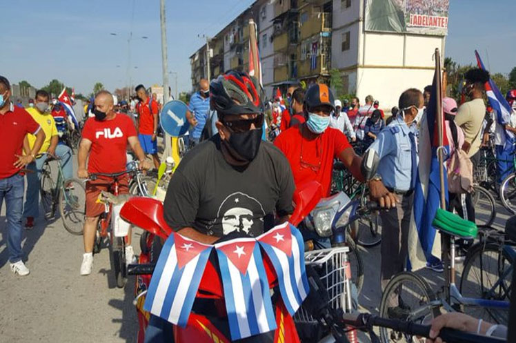 Caravana en contra del bloqueo.
