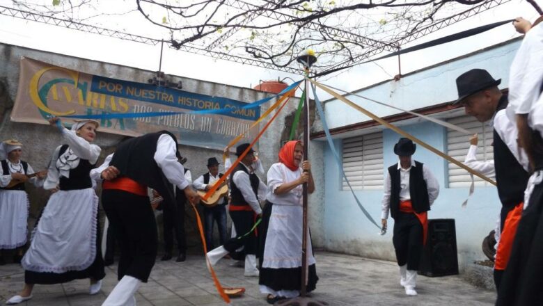 La Danza Isleña de Pozas con más de 90 años de vida,  recibe homenaje por el día internacional del arte danzario