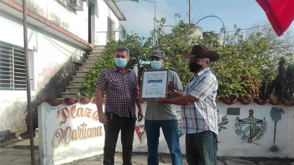 Reconocen a campesinos por el 17 de mayo