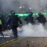 Manifestantes colombianos sufren otra noche de brutal represión policial