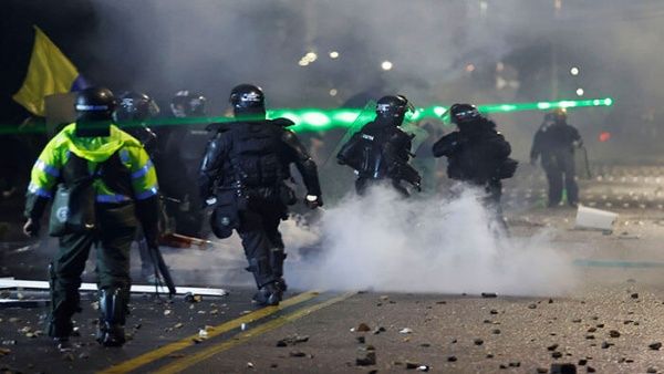 Manifestantes colombianos sufren otra noche de brutal represión policial