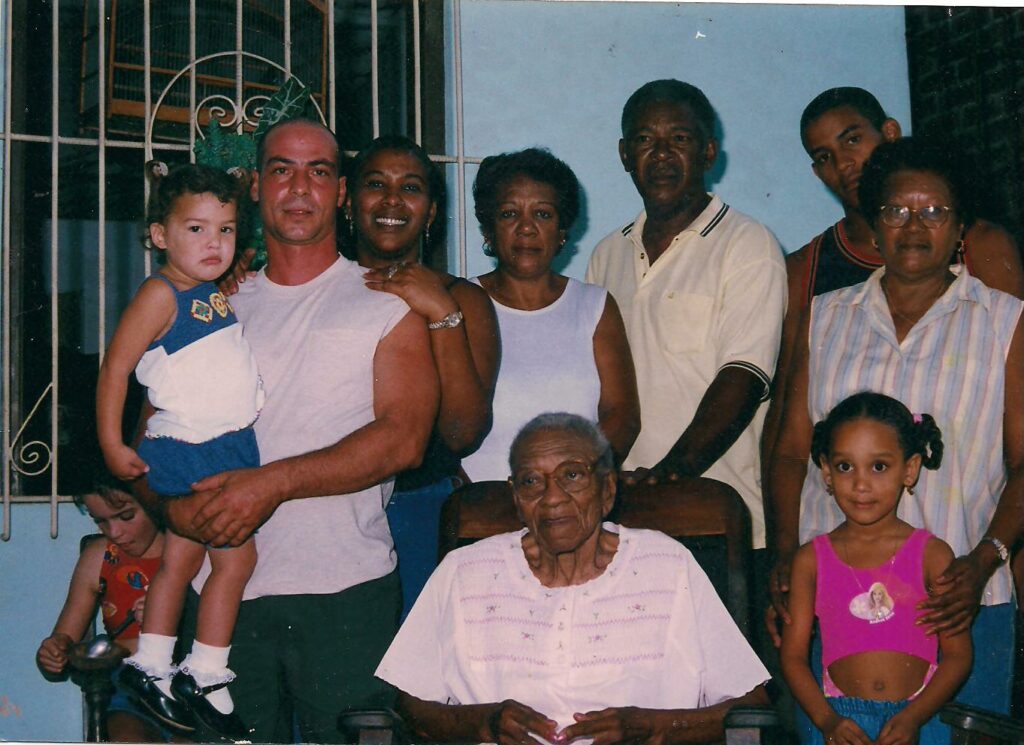 2 Blandino junto a su mama y parte de la familia