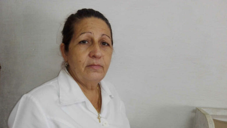 Idania, una enfermera con más de 4 décadas aliviando el dolor ajeno