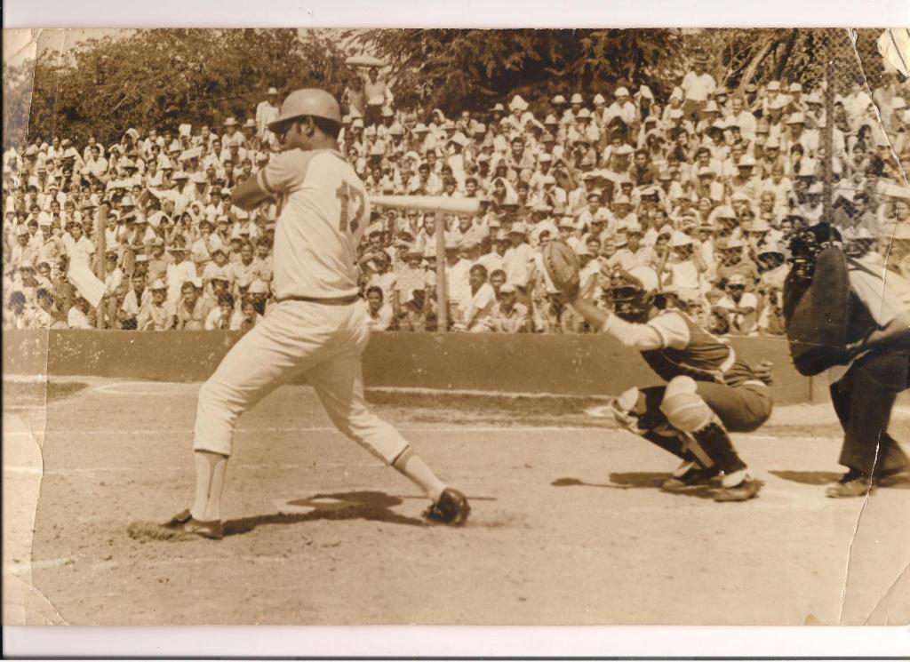 6 Owen en pleno juego de beisbol