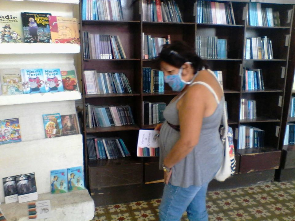 lectores compran libros en la librería