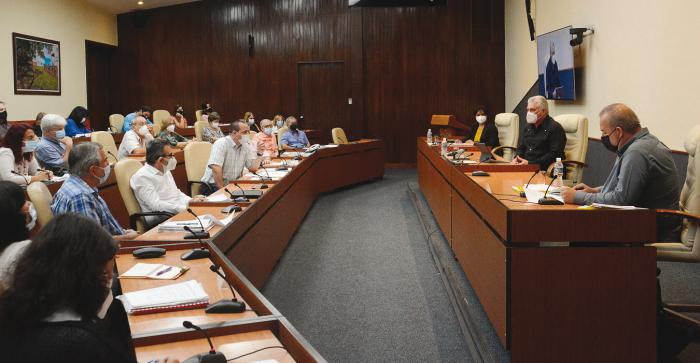 Reunión de Díaz-Canel con científicos cubanos demostrando la seguridad de Abdala