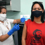 Voluntaria recibe vacuna cubana Soberana 02