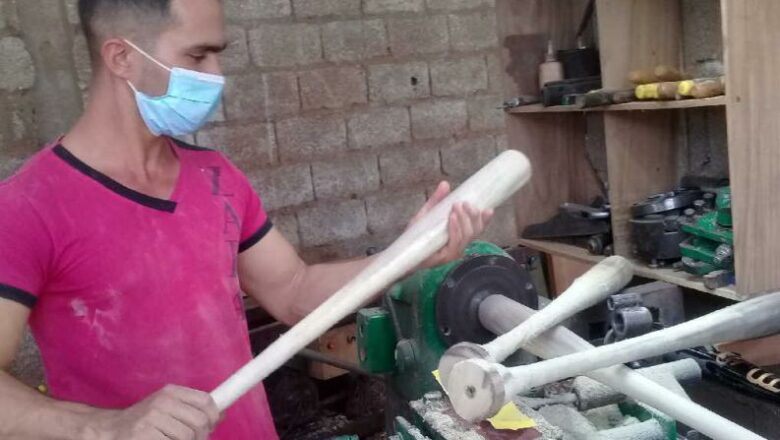 Se estrena Sancti Spíritus en la fabricación de bates para el béisbol (+3 fotos)