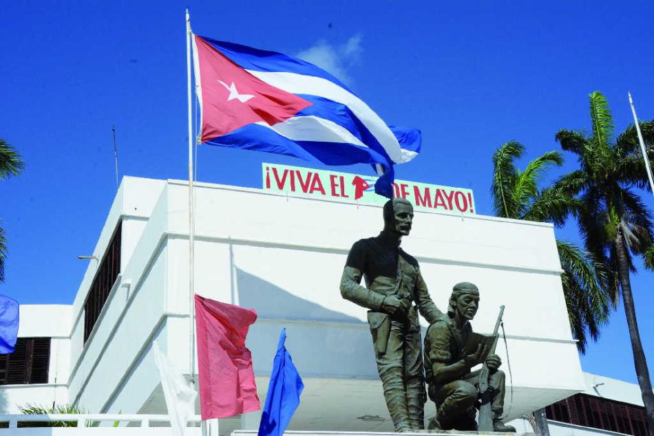 Aunque extrañamos el desfile en las plazas, los cubanos todos buscamos formas inteligentes y novedosas para celebrar la efeméride. 