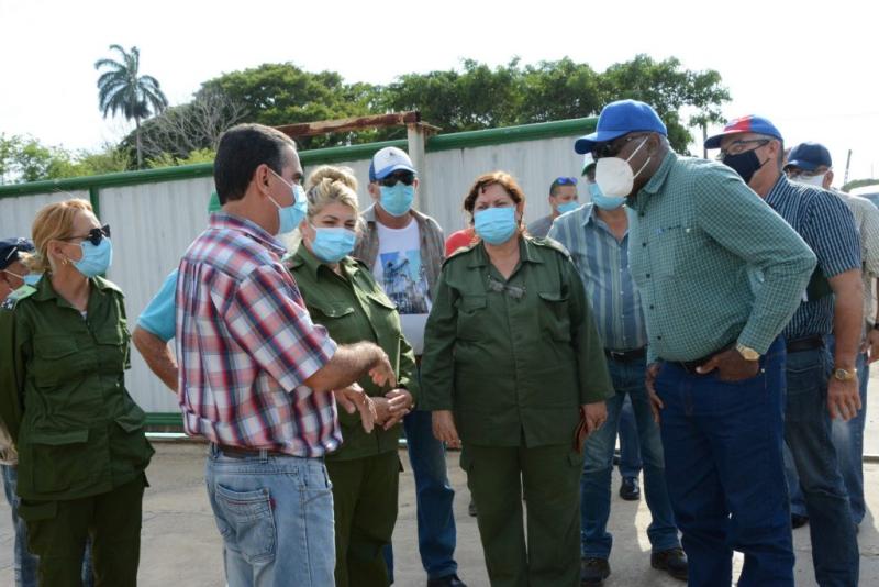 El Vicepresidente de la República Salvador Valdés Mesa visitó este jueves la planta de granos de Yaguajay y también áreas agrícolas en la empresa Valle del Caonao