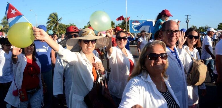 Sindicato de la Salud encabeza desfile el Primero de Mayo