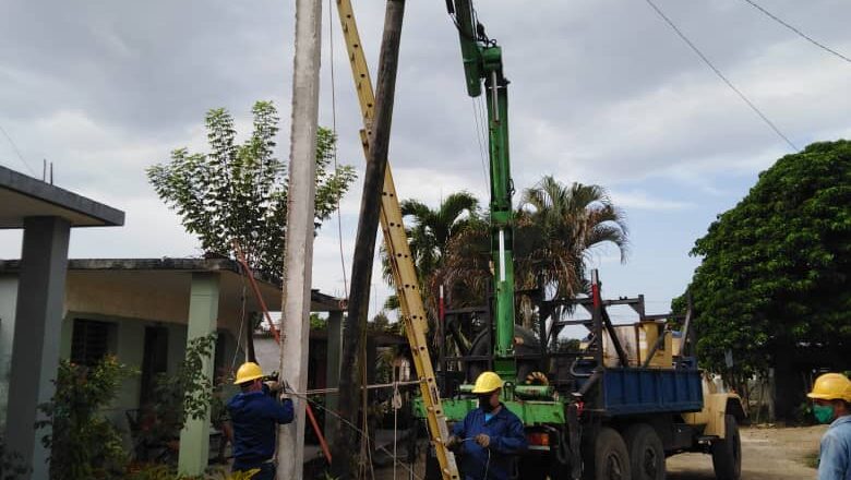 Trabajadores eléctricos de Cabaiguán celebran su día con resultados positivos en su labor