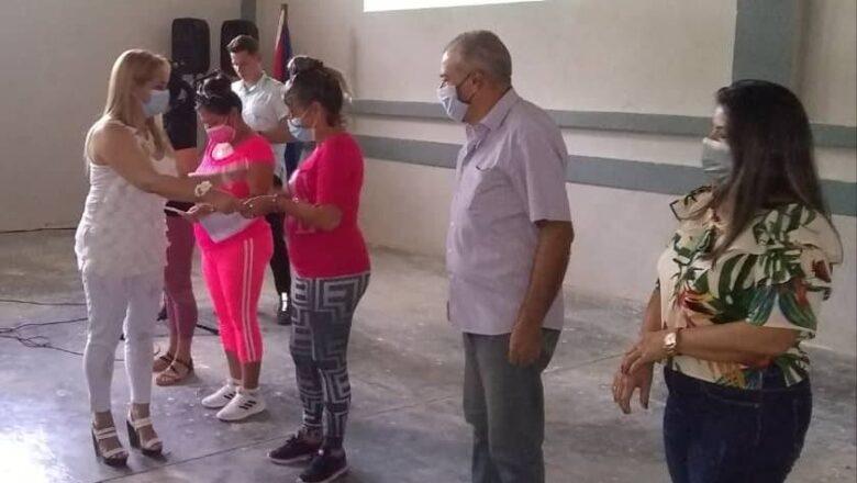 Reconocen labor de educadores cabaiguanenses en Acto Municipal por el Día del Trabajador del Sector