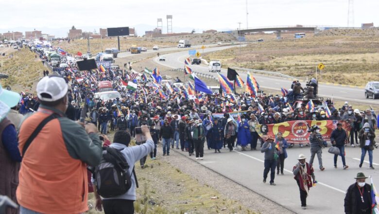 Se suman miles de bolivianos a la caminata entre Oruro y La Paz en apoyo al gobierno