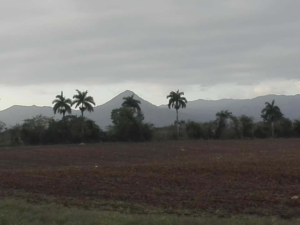 8 De fondo el Escambray