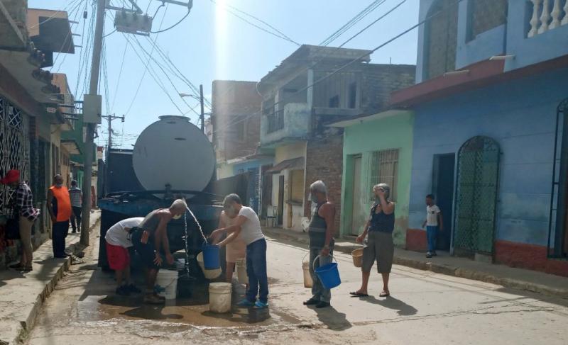 En varias zonas de la ciudad no se recibe el agua a traves de las redes y la poblacion debe cargarla desde los carros cisternas