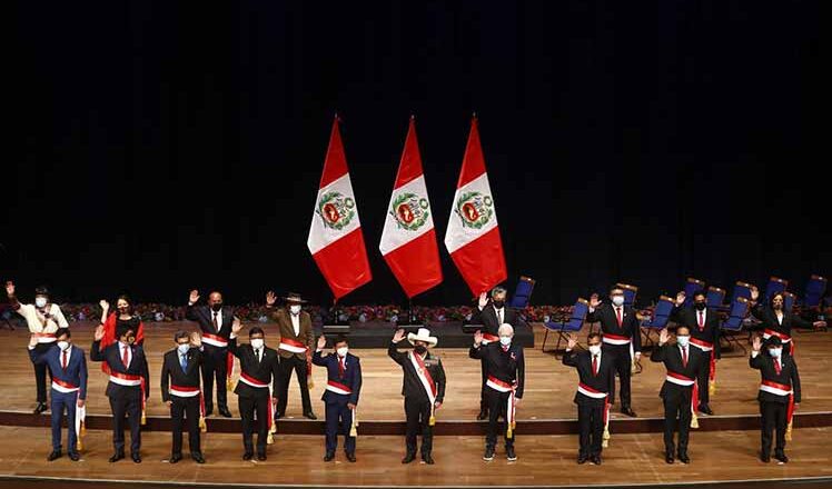 Gabinete incompleto jura ante nuevo presidente peruano Pedro Castillo