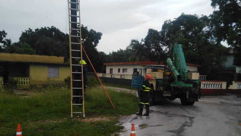 Eléctricos espirituanos laboran para concluir averías en las próximas horas