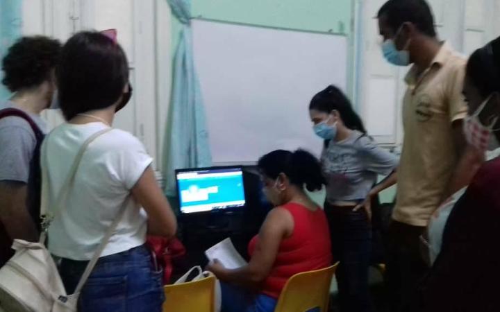 estudiantes de informatica lleva la duigitaliuzacion de la vacunacion en sancti spiritus